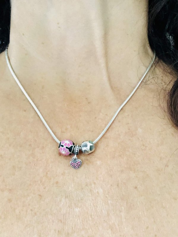 When should a woman wear a necklace?